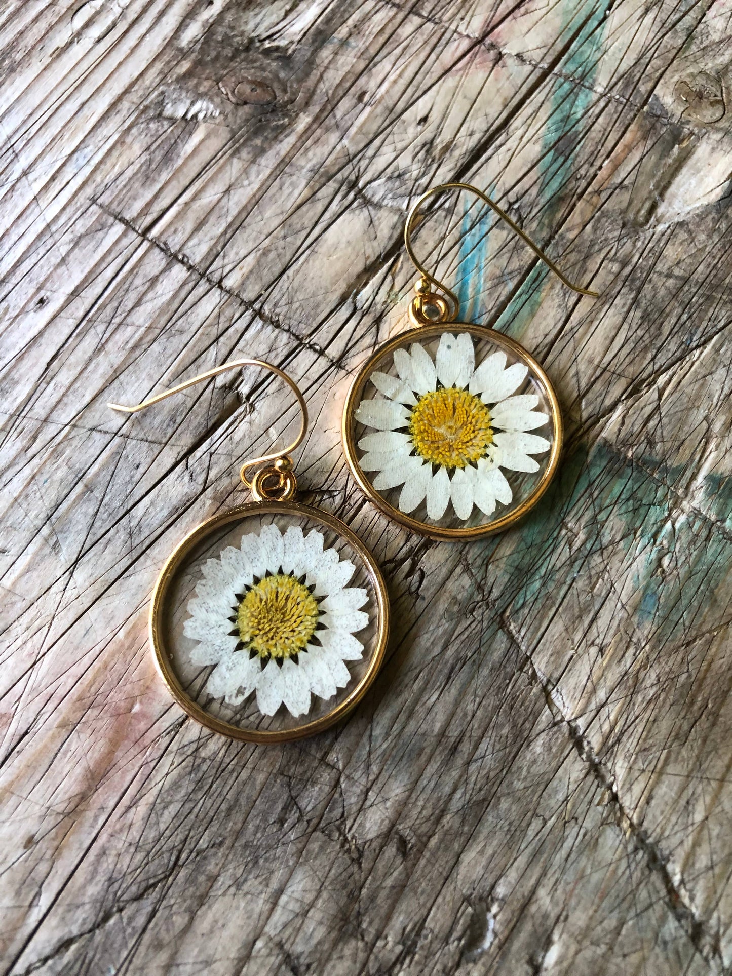 Daisy Resin Earrings : Yellow Gold