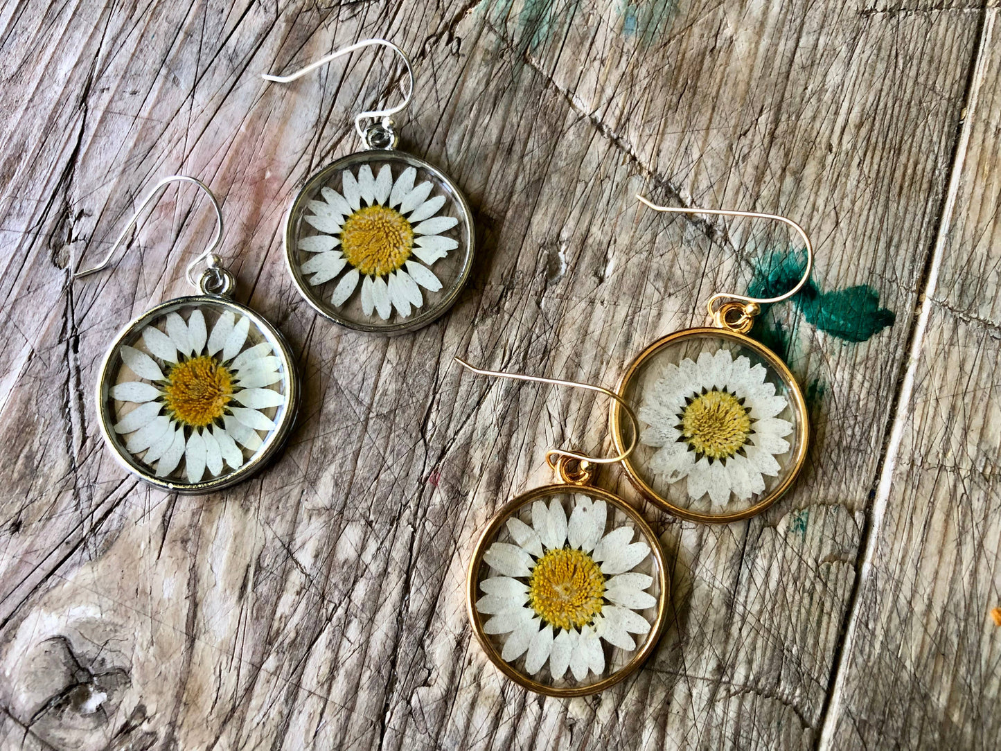 Daisy Resin Earrings : Yellow Gold